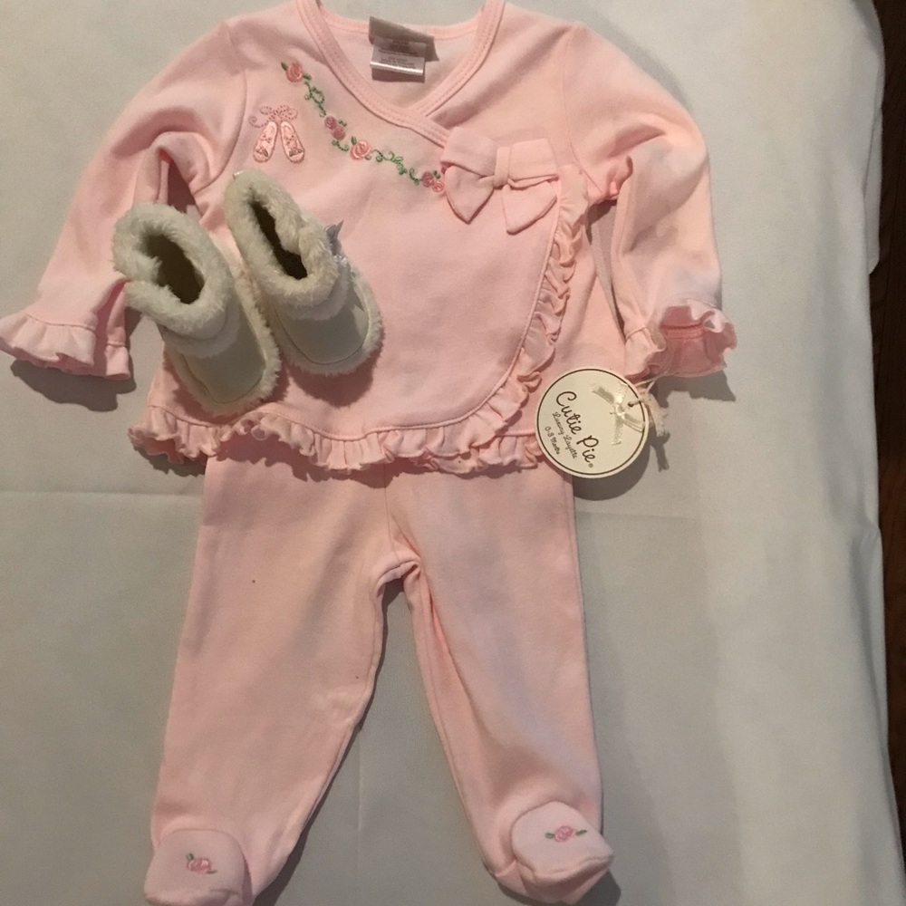 Cutie pie luxury layette 0-3 mo. Pink ruffles